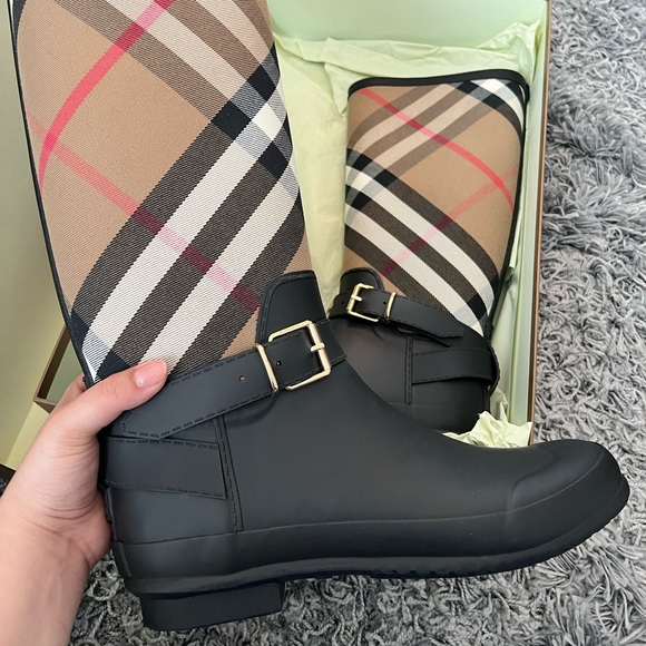 Burberry, Plaid Rainboots, size 10 - Picture 3 of 4